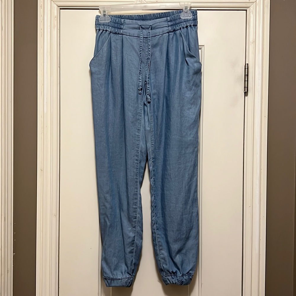 Tencel joggers, light denim colour. Worn but in great shape. Size XXS.
